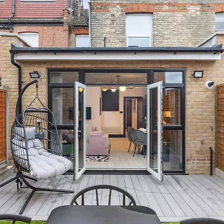 Unwind In Style 2Br With Cozy Backyard For Groups-3