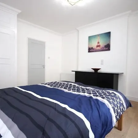 Lovely Kensington Flat-2