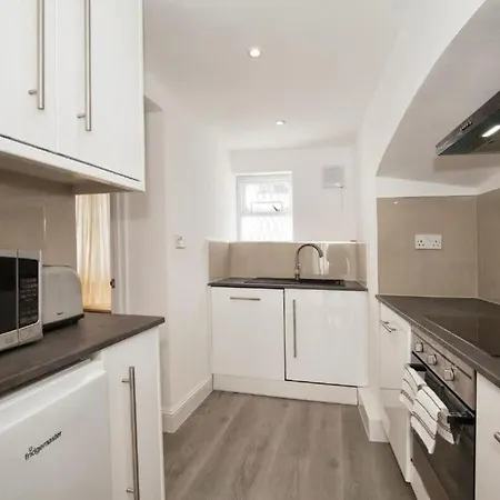Lovely Kensington Flat-3