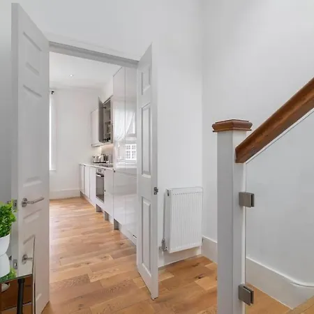 Modern Spacious 2 Bedroom Flat Near Richmond Park-2