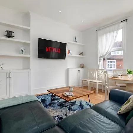Modern Spacious 2 Bedroom Flat Near Richmond Park-3