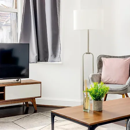 Cosy Flat With Free Parking Near London Hotspots-3