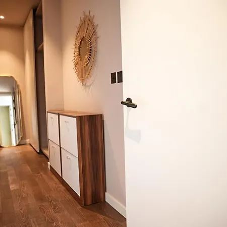 Chic Luxury Living In Battersea Power Station-3