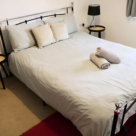 Modern 2 Bed Close To Station-2