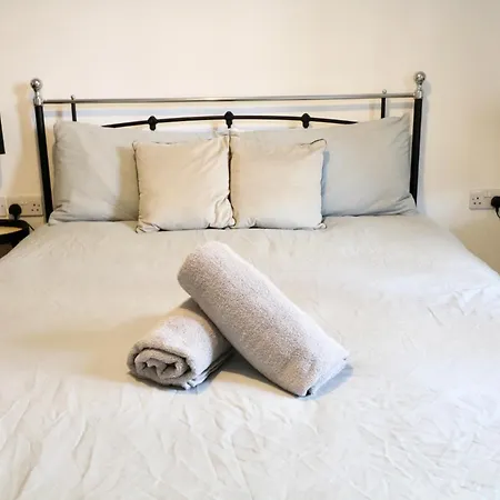 Modern 2 Bed Close To Station-3