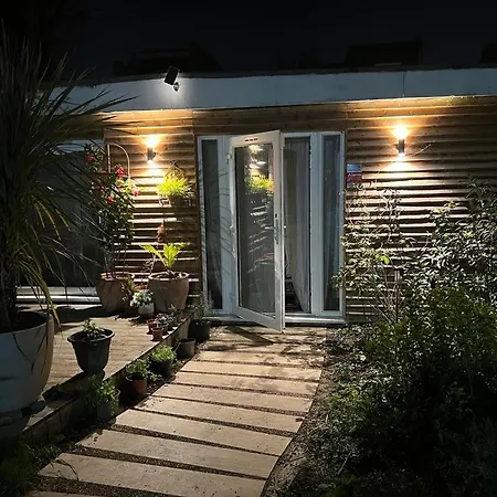 Beautiful Garden View Apartment London-3