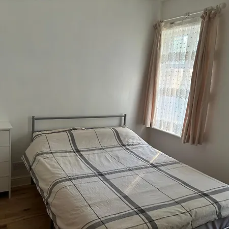 Spacious 2 Bedroom House With Garden-2