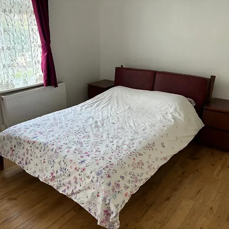 Spacious 2 Bedroom House With Garden-3
