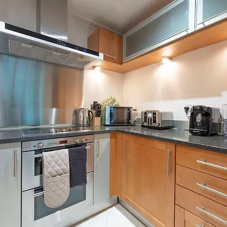 Canary Wharf - Chic 2 Bed - Free Parking, Sleeps 4-3