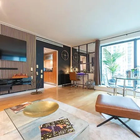 Canary Wharf - Chic 2 Bed - Free Parking, Sleeps 4-2