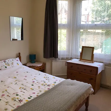 Spacious West London 2 Bedroom Apartment-3