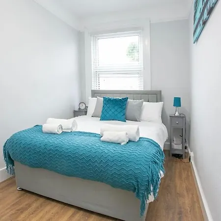 Large Stylish 2Bedroom Flat In Wood Green-3