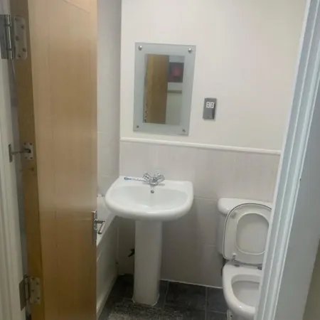 Budget,Cosy Double Bedroom - Shared Bathroom-3