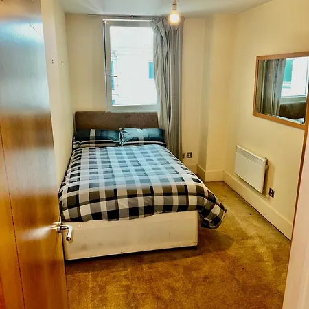 Budget,Cosy Double Bedroom - Shared Bathroom-2