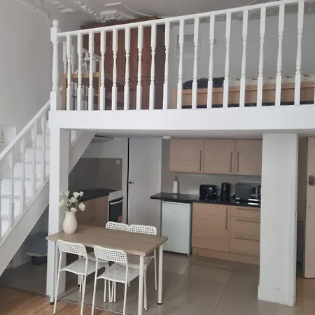 Duplex Flat By Hyde Park - 5-2