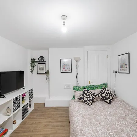 Well Connected 2 Bedroom Flat With Ensuite Bathrooms In London Se5-3