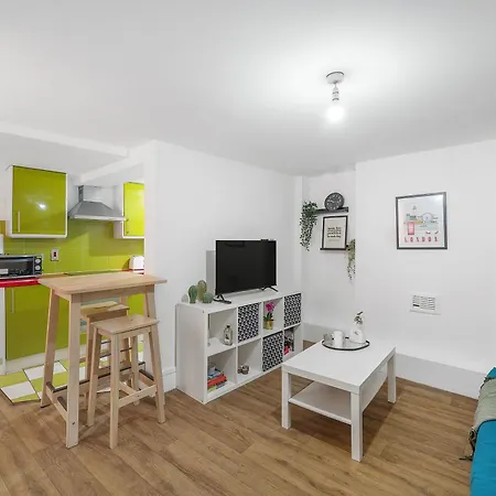 Well Connected 2 Bedroom Flat With Ensuite Bathrooms In London Se5-2