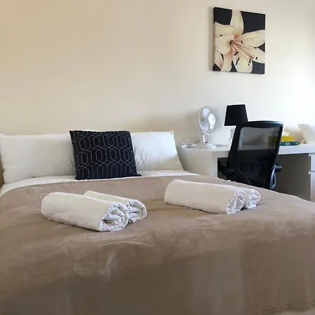 Comfy Entire Flat With City View Balcony In Regents Park, Camden, Central London-3