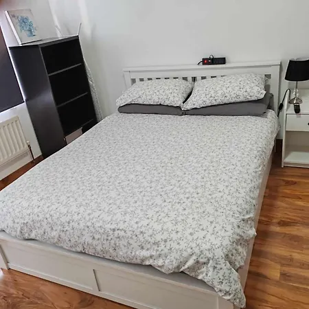 Two Bedroom Apartment In Dollis Hill-2