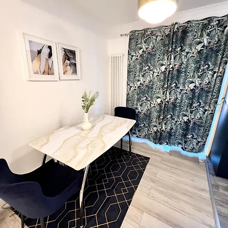 Modern 2 Bed Near Mall And Parking-3