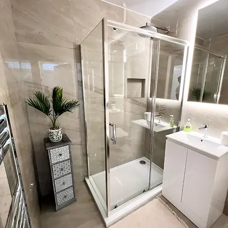 Modern 2 Bed Near Mall And Parking-2
