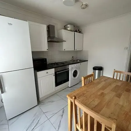 East London 2 Bedroom Flat-2