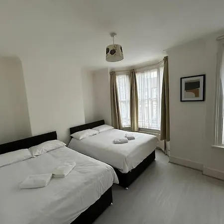 East London 2 Bedroom Flat-3