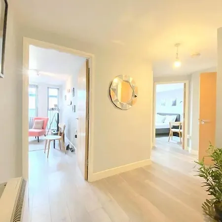 Contemporary Camden Apartment P2-2