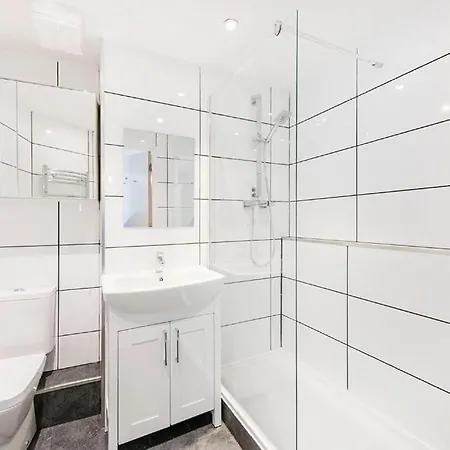 Contemporary Camden Apartment P2-3