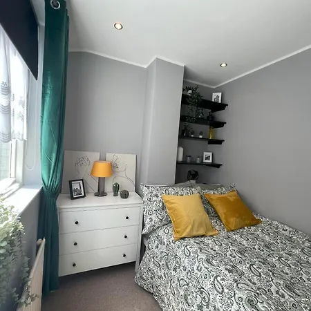 Two Bedroom Flat In London-2