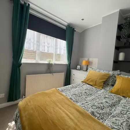 Two Bedroom Flat In London-3