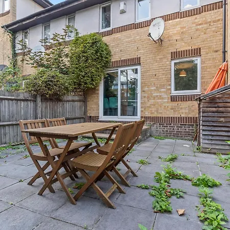 Lovely 4Br House In The City With Parking-3