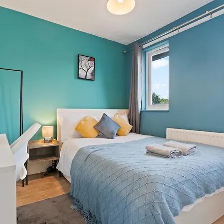 Lovely 4Br House In The City With Parking-2