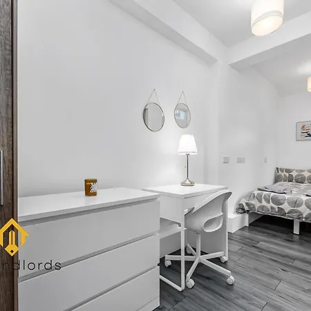 Fantastic 4 Bedroom Apartment In Russell Square-2