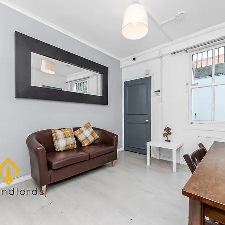 Fantastic 4 Bedroom Apartment In Russell Square-3