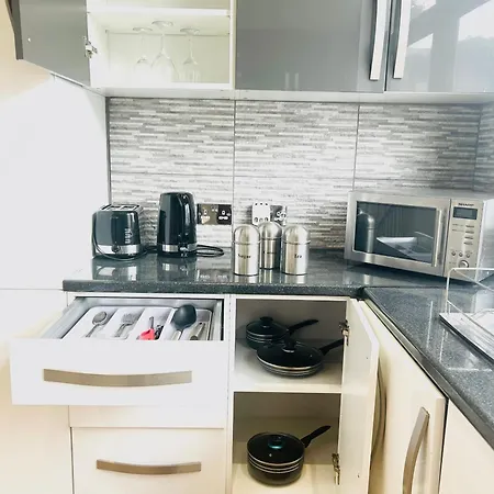 Luxury Apartment Near Canning Town- Free Parking-3
