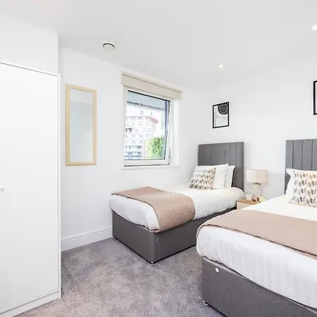 Contemporary 2 Bedroom Flat In Canary Wharf-2