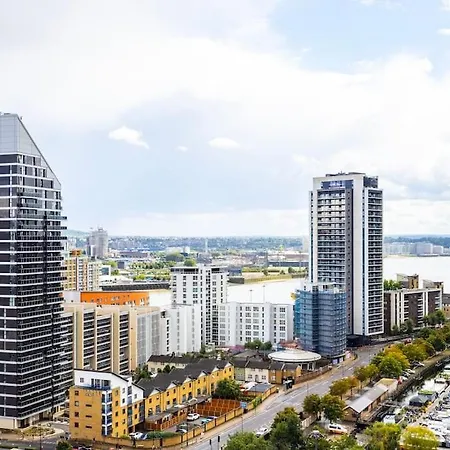 Contemporary 2 Bedroom Flat In Canary Wharf-3