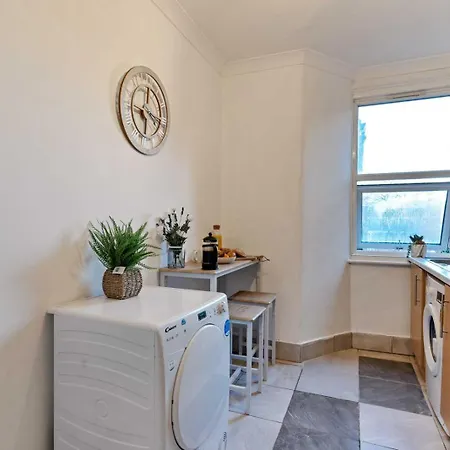 Large 2 Bedroom Pad In South London-3