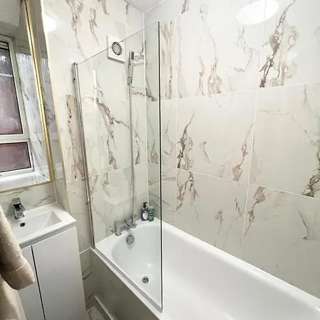 2 Bedroom Flat With Balcony In White City, Hammersmith-3