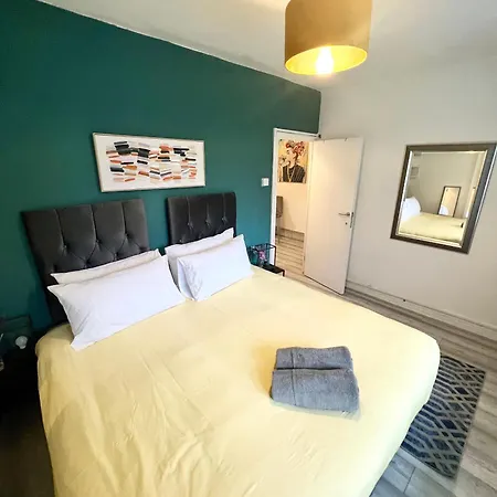 2 Bedroom Flat With Balcony In White City, Hammersmith-2