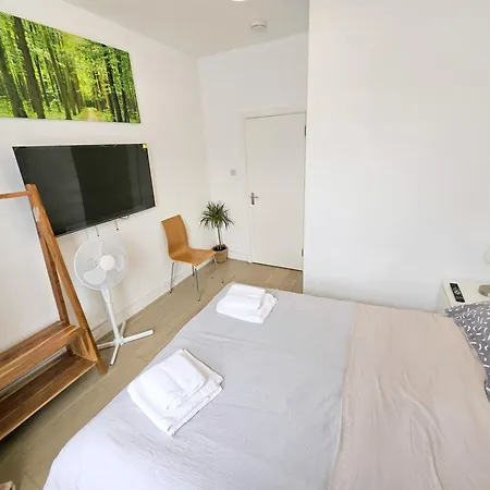 Two Bedroom Flat With Private Patio In Battersea-2
