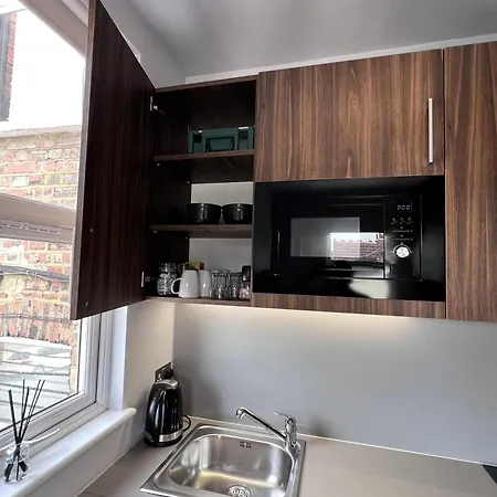 London Studio Retreat - Colney Hatch Lane-3