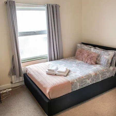 4 Bedroom Flat With High Speed Wi-Fi In North Acton, Ealing, West London-3