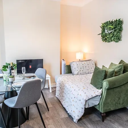 4 Bedroom Flat With High Speed Wi-Fi In North Acton, Ealing, West London-2