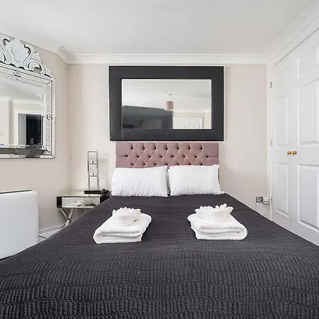 Luxury Flat In Cheslea Prime Location-3