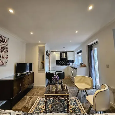 Spacious Guest Suite - Harrow-3