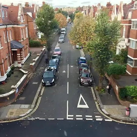 Stylish Top Floor 1 Bed Flat In West Hampstead-3