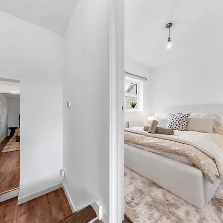 Modern 2Br Near Tower Bridge-3