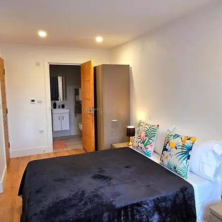 Penelope Ensuite Double Room-2